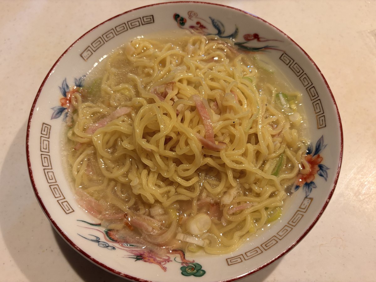nazo_shimpei's tweet photo. カルボナーラではありません

ホタテ塩ネギラーメンです

ベーコンの出汁も入ってます

香油は葱油

大変美味でございました

麺欲張りすぎてスープがあまり見えてないけど、大変美味なスープでした https://t.co/e4qTdVgLbA