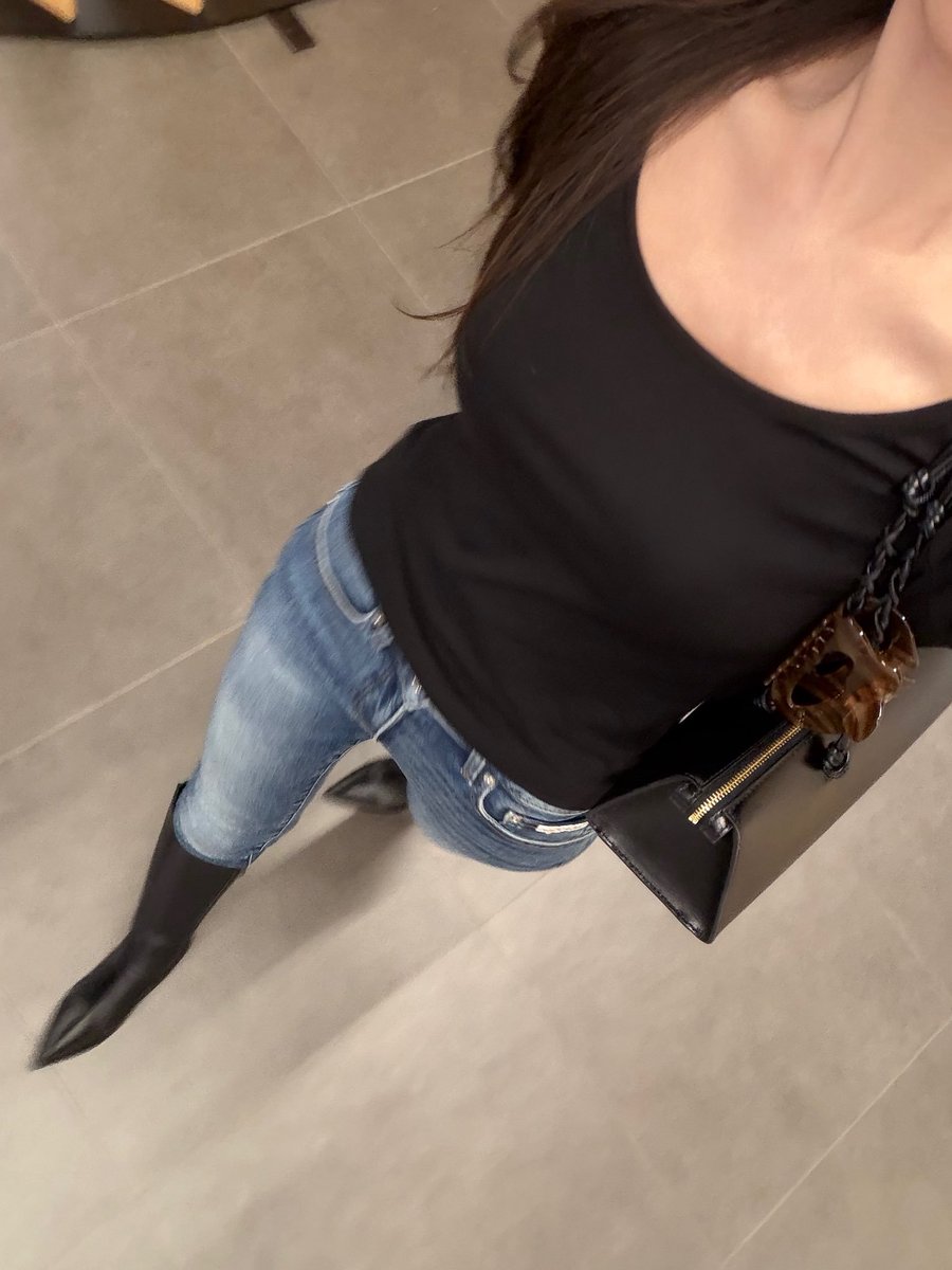 Its_Ashiaa's tweet photo. Love the fit also the one wearing it

#RORA #로라 #BABYMONSTER https://t.co/cJBPJhxW8i