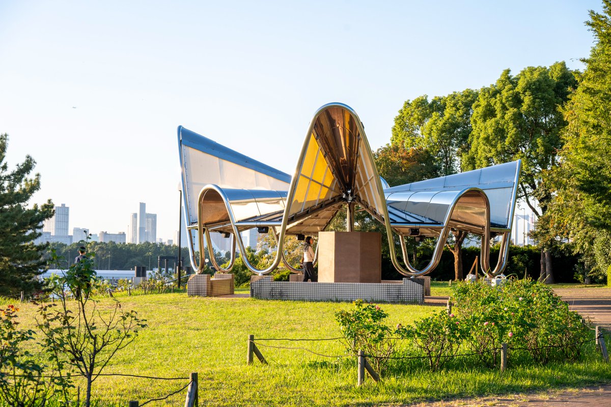 plastic_candy's tweet photo. TOKYO ATLAS「青海南ふ頭公園」。
アブラハム・ポワンシュヴァルさんの《La Bouteille》の巨大なボトルは10月末頃到着予定で、12月にはその中で1週間生活するパフォーマンスを行うそう。ヤギの目は本物のヤギが走り回っていてかわいいのと、
藝大だけじゃなくて各地で同じような取り組みが行われていたことを初めて知りました。
ヤギの目、アブラハム・ポワンシュヴァルさん、竹岡雄二さん、ハルーン・ミルザさん。