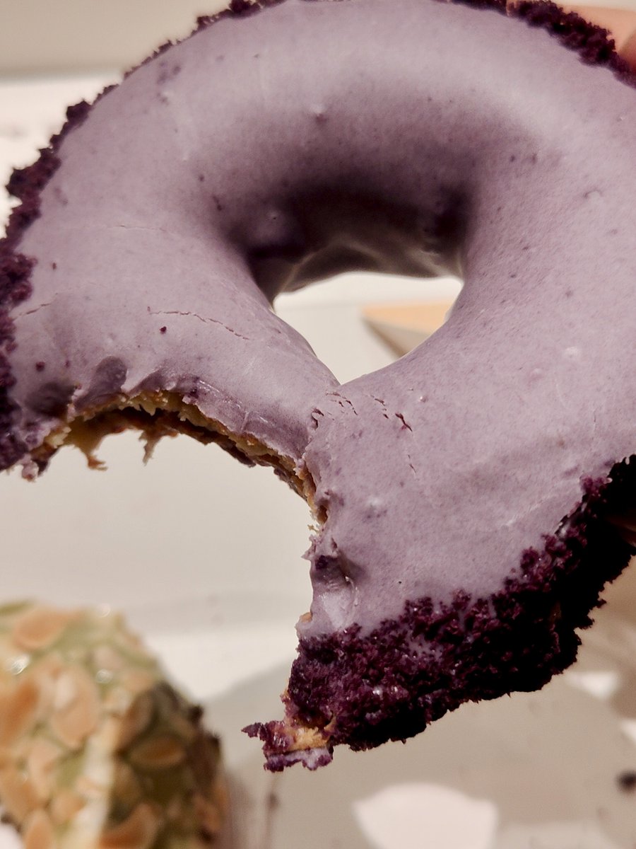 Widino's tweet photo. Memang sih ga bisa dibandingin karena beda harga, tp buat gw yg biasa makan Jco trus beli Fore Donut berasa jomplang bgt rasanya. Langsung habis 3 ga sampe 5 menit 😅

Ube enak, tp menurutku pistachio paling enak karena ga dominan manis di mulut. https://t.co/arUlArrNmz