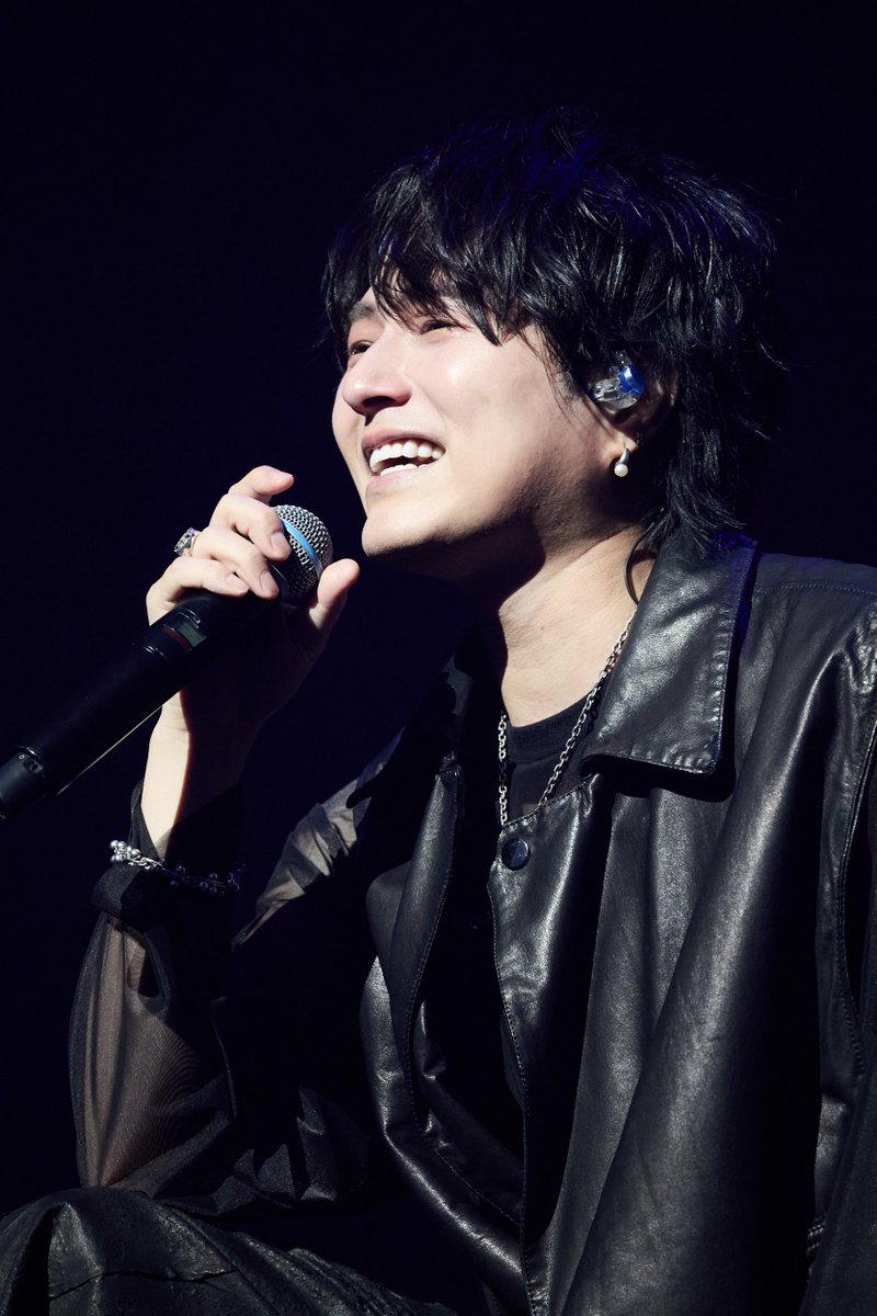 yudai_vo's tweet photo. こんなに余韻がすごいのはいつぶりだろう。
昨日泣き過ぎて起きたら目腫れててほんと恥ずかしい。笑
このライブを映像作品として残せたことも本当に嬉しい。
PYRAMID TOUR、間違いなく人生で1番のツアーだった。
Novelbrightならどこまでだっていけるって改めて確信できた。
心の底から俺たちっていいバンドだと思う。
楽屋も一生一緒でいいしお金で揉めることもないしね！笑
そう思わせてくれる、そしてこんなにも幸せなツアーをさせてくれたLighterのみんなには本当に感謝してる。
来年のアリーナツアーも絶対成功させような！！
本当に本当にありがとうございました。

大阪2日間のかっこいいライブ写真いっぱいあるのでまた明日選んでいっぱい載せるね。