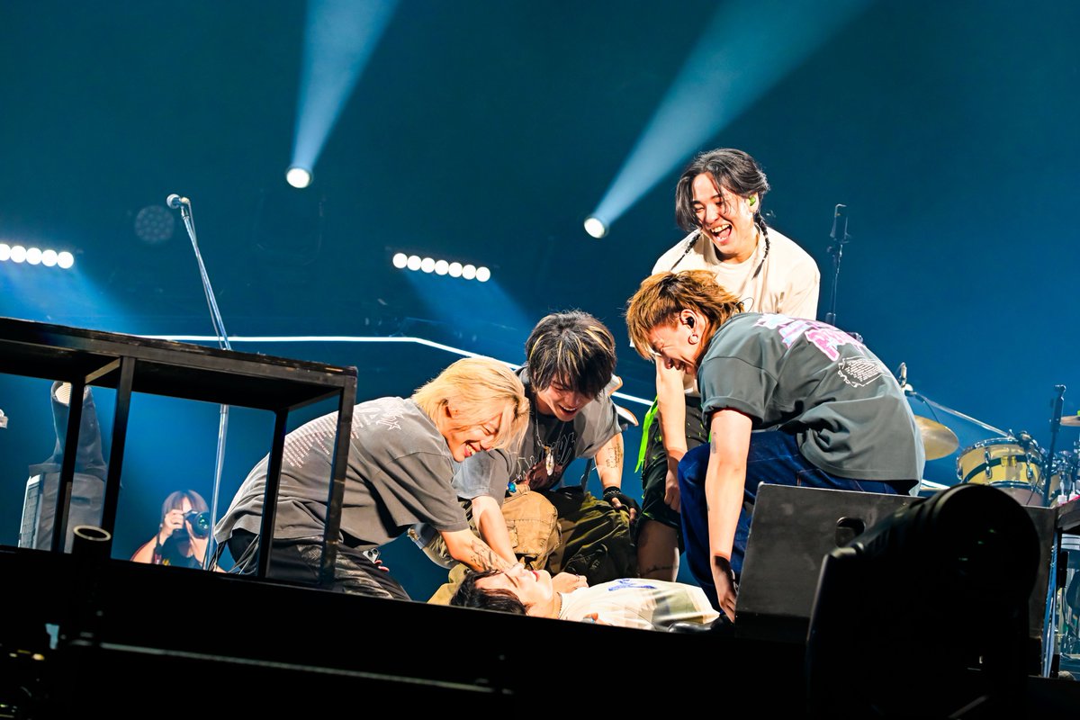 yudai_vo's tweet photo. こんなに余韻がすごいのはいつぶりだろう。
昨日泣き過ぎて起きたら目腫れててほんと恥ずかしい。笑
このライブを映像作品として残せたことも本当に嬉しい。
PYRAMID TOUR、間違いなく人生で1番のツアーだった。
Novelbrightならどこまでだっていけるって改めて確信できた。
心の底から俺たちっていいバンドだと思う。
楽屋も一生一緒でいいしお金で揉めることもないしね！笑
そう思わせてくれる、そしてこんなにも幸せなツアーをさせてくれたLighterのみんなには本当に感謝してる。
来年のアリーナツアーも絶対成功させような！！
本当に本当にありがとうございました。

大阪2日間のかっこいいライブ写真いっぱいあるのでまた明日選んでいっぱい載せるね。