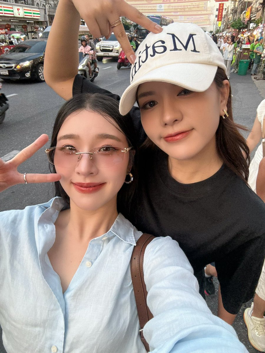 ayaorapan's tweet photo. เยาวราช with @miephat 🩵🫶🏻✨

#MieAya 
#ayaorapan #miephat https://t.co/k0xZsTVWca