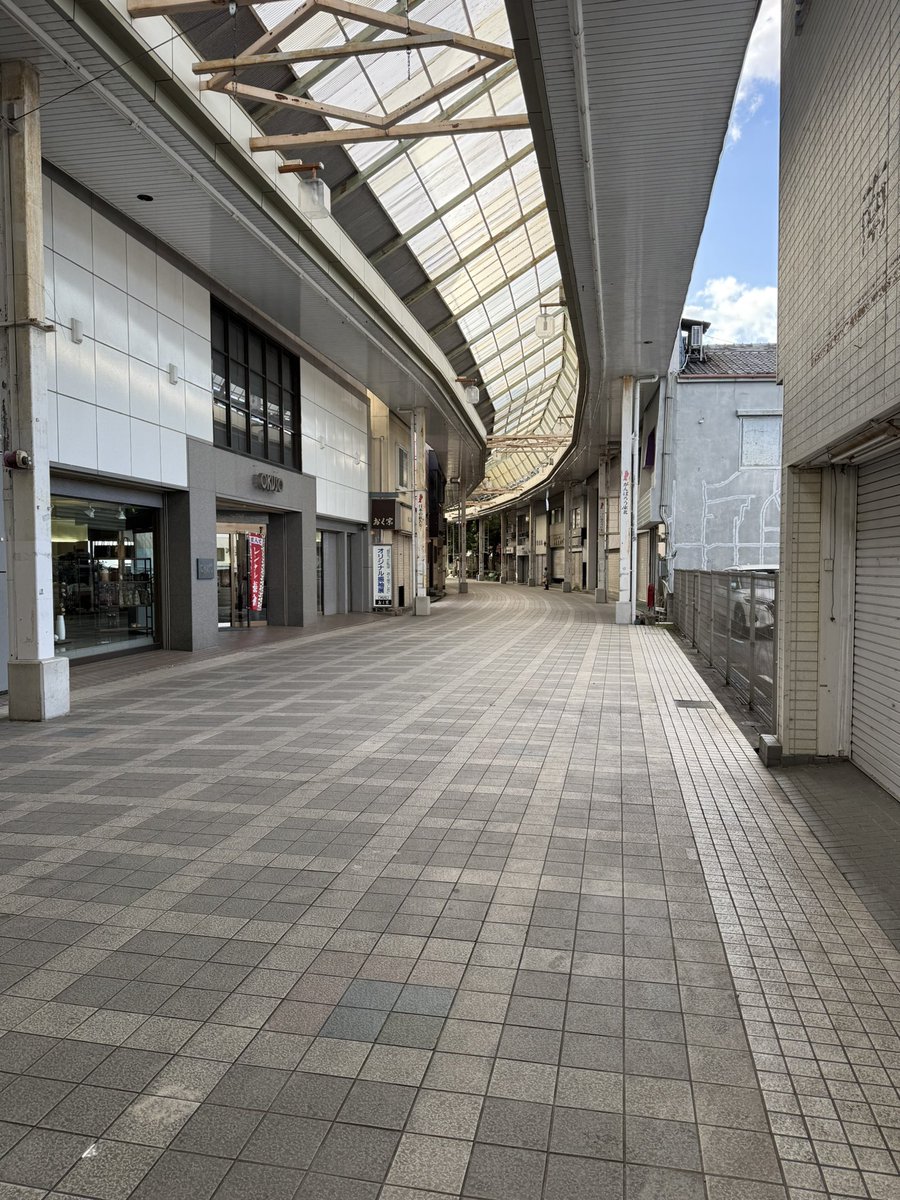 sugi_mu's tweet photo. 未開の土地「伊勢」で、初めてなので、曲というよりMC多めにして地元の人達の心を掴もうとしたライブで、地元の人達から「MCが長い！」と突き放され、大阪方面の特急に飛び乗りました。 https://t.co/9vdojpq6Gx
