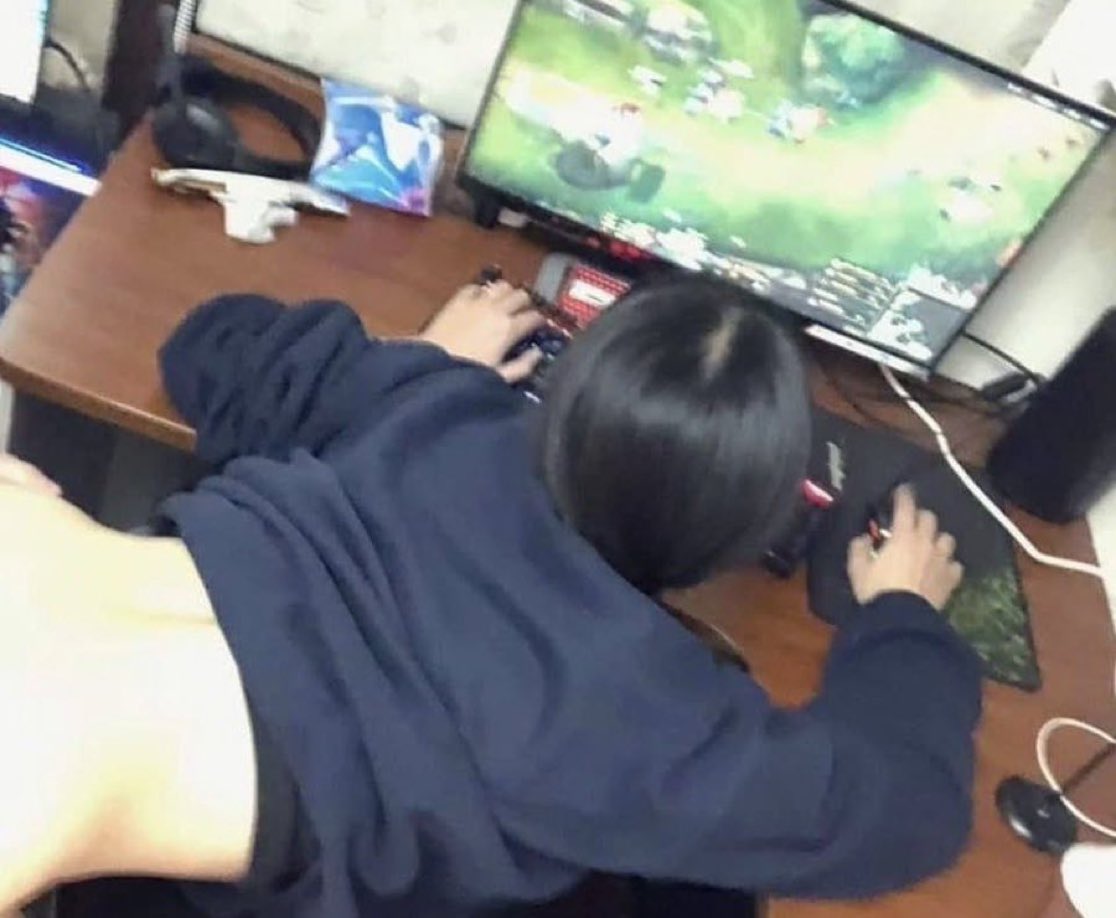 cutwiepie's tweet photo. how playing adc feels like https://t.co/wQORFgLlwA