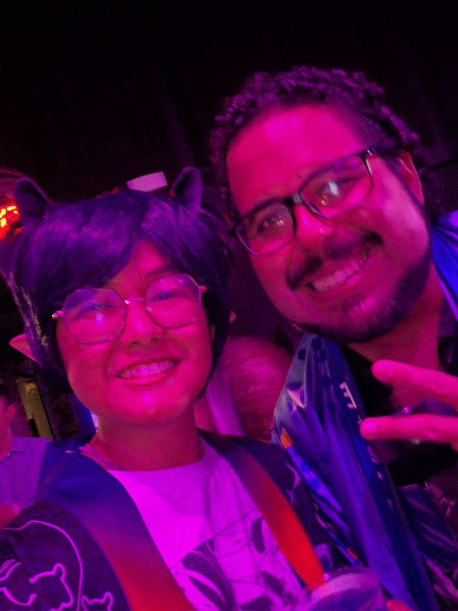 _Belzar's tweet photo. VIRTUAL STAGE NIGHT
Such fun vibes. Got to take pics with some really cool dudes and I found a Flare cosplayer too 😭🫶 https://t.co/XlqtxQO0Y0