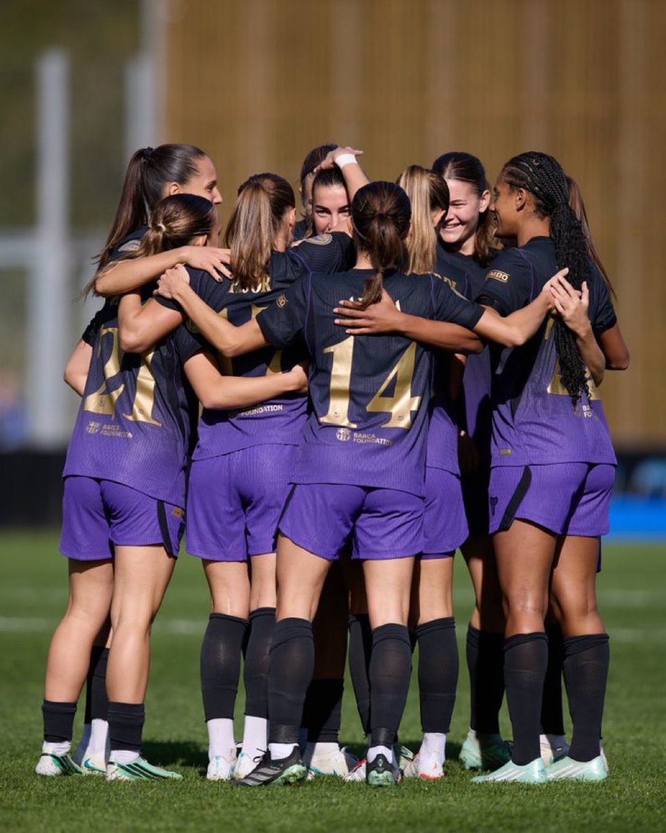 SrtaLexus23's tweet photo. Yo habría puesto a Aïcha y Sydney titulares. Aitana no estaba para ser titular, se la ve falta de ritmo. Tampoco me convenció Martina por banda y menos sin Caro. Los 2 goles en contra son golazos difíciles de parar pero hicimos poco daño en ataque. Lo normal habría sido empatar pero el arbitraje no nos dejó. A seguir, que o marcamos 5 goles por partido o la liga se la lleva otro, que es lo que quieren desde hace años. A pensar en el Granada 💙❤️