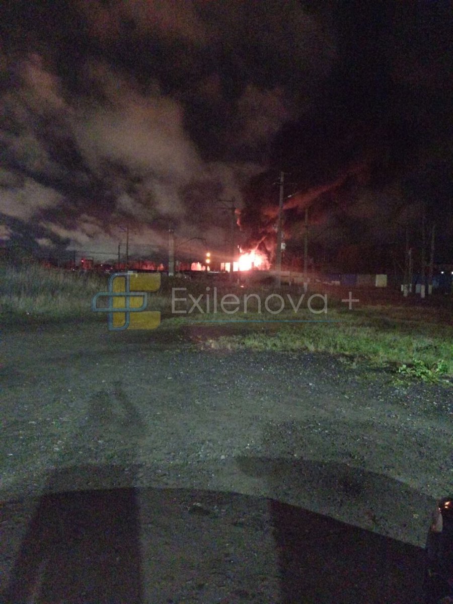 RomanSmithson's tweet photo. 🛩️💥⚡🔥 A substation in #Piskaryovka, #StPetersburg, caught fire during today’s massive #DroneAttack. The strike caused a power outage across the surrounding area and disrupted the power supply to #VK’s #DataCenter.
📕 #Russia: The "Evil Empire"
👉 https://t.co/r0MQskxPuu
#War https://t.co/RoKhgOKqVP