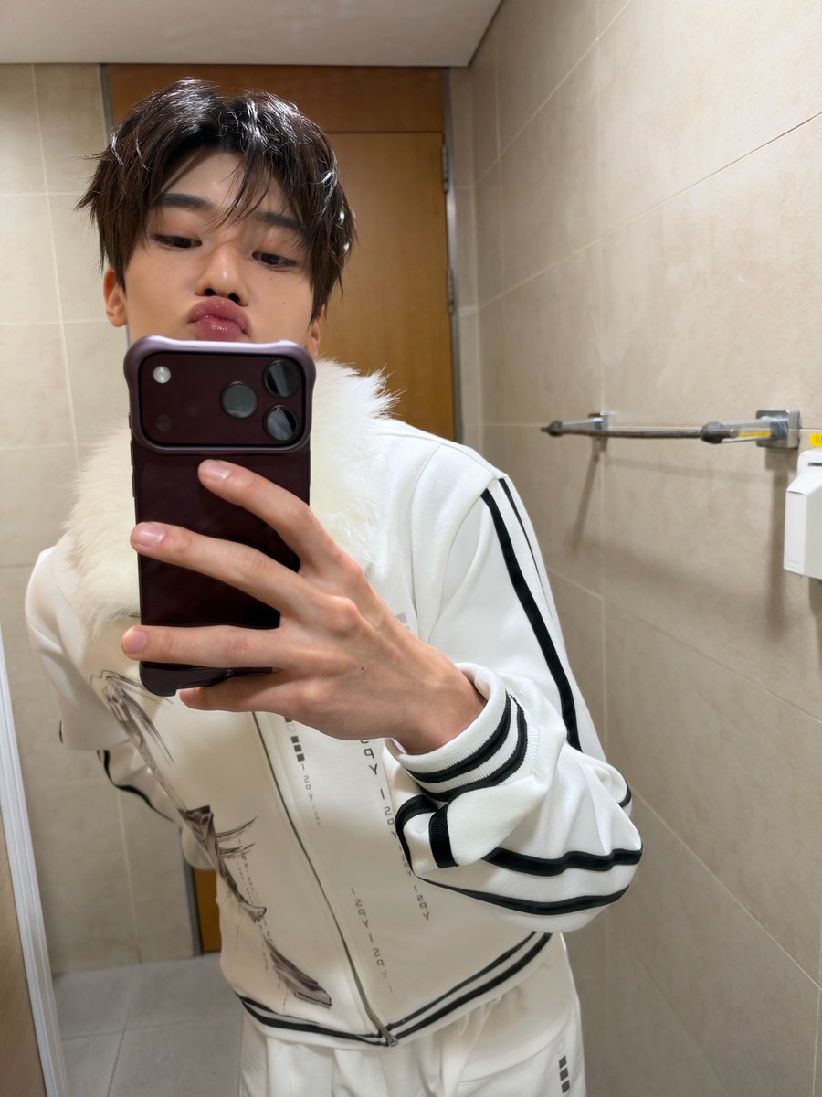 511LOG's tweet photo. 261018 21:43 KST
🌷📸 https://t.co/jU6T7GQDdz