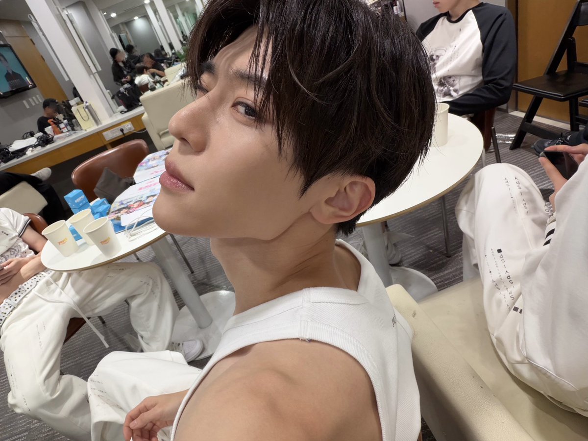 511LOG's tweet photo. 261018 21:43 KST
🌷📸 https://t.co/jU6T7GQDdz