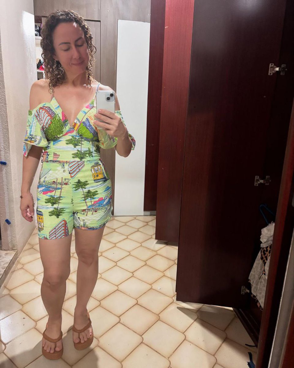 LaylaAndersx's tweet photo. A little question for the gentlemen on here… If you wanted to start a conversation with a woman you found interesting, what would you say besides just “Hey beautiful”? Surprise me in the comments! 👇 https://t.co/n12eW2yHHK