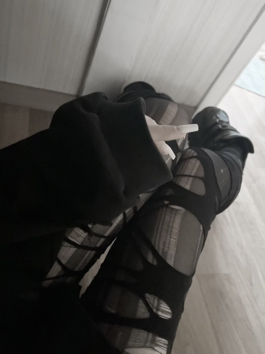 fatmoth333x's tweet photo. 🦇🚬 alt thinspo edtwt  ɞ⋆˚｡⋆

♯┆#edrtwt #edtwtt #thinspo #alt .ᐟ ༉‧₊˚. 
      ⤷ goth/alt thinspo thread 🧵 https://t.co/JFaElrahkT