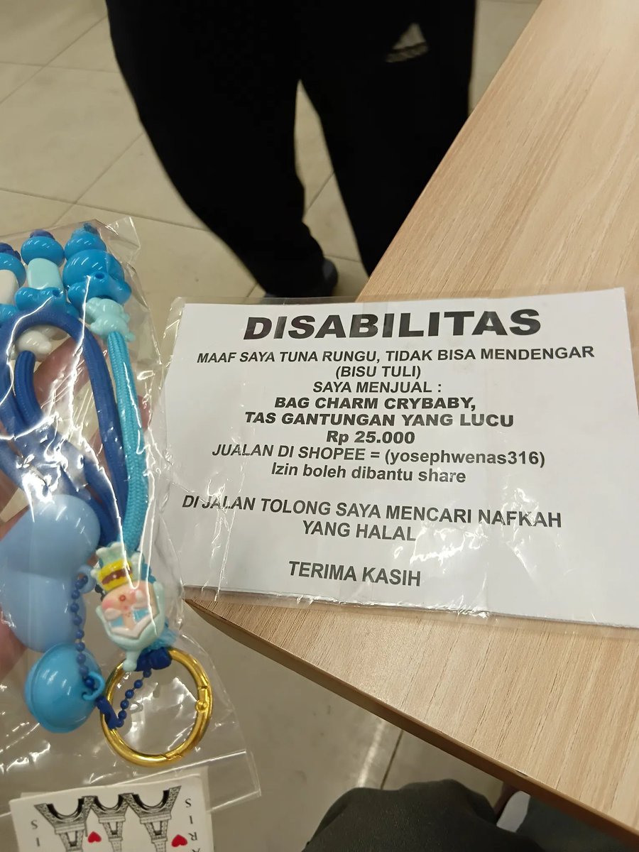 mymerizal's tweet photo. Tadi ketemu Beliau  ketika istirahat di sebuah minimarket Depok.

dan menemukan tulisan di dagangannya.👇

“ Maaf ,Saya Tuna Rungu… Tidak Bisa Mendengar (Bisu Tuli ). 
Saya Menjual …”

Kalimat sederhana dari seorang Bapak, tapi rasanya begitu dalam menyentuh hati. 💔

Di tengah keterbatasannya, beliau tetap berusaha mencari rezeki dari keringat sendiri. Tidak ingin mengandalkan belas kasihan, hanya ingin terus berjuang dan hidup mandiri.

Gantungan buatannya cantik dan unik, harganya mulai Rp25 ribuan saja.

Klo  belum bisa membeli, bantu sebarkan postingan ini agar semakin banyak yang mengenal usaha beliau. Siapa tahu, dari satu share kecil kita, ada rezeki besar yang datang untuk Bapak ini.
Link toko Beliau gue share di Komen ya.

Yuk, warga X yang baik hati, kita bantu perjuangan beliau. 🥺🙏