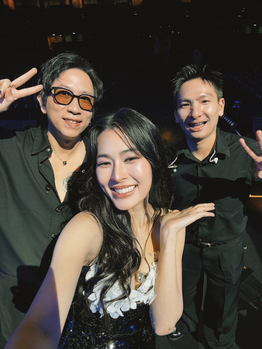 JirathPraj's tweet photo. ได้เล่นกีตาร์ให้น้องหลิง ที่ Impact Arena กับคอนเสิร์ต ทั้ง 2 วัน ขอบคุณน้องหลิงด้วยครับ เก่งมากๆ ทำออกมาได้ดีสุดๆ ❤️ หวังว่าจะได้เล่นด้วยกันอีกนะ ได้ขึ้น Impact Arena แล้วจ้า ได้ซีนใหญ่เลย 😆
#LingOrmBetweenUsConcertD1
#LingOrmBetweenUsConcertD2
#LingOrm #หลิงออม #LingLingKwong https://t.co/22dm4JCrbH