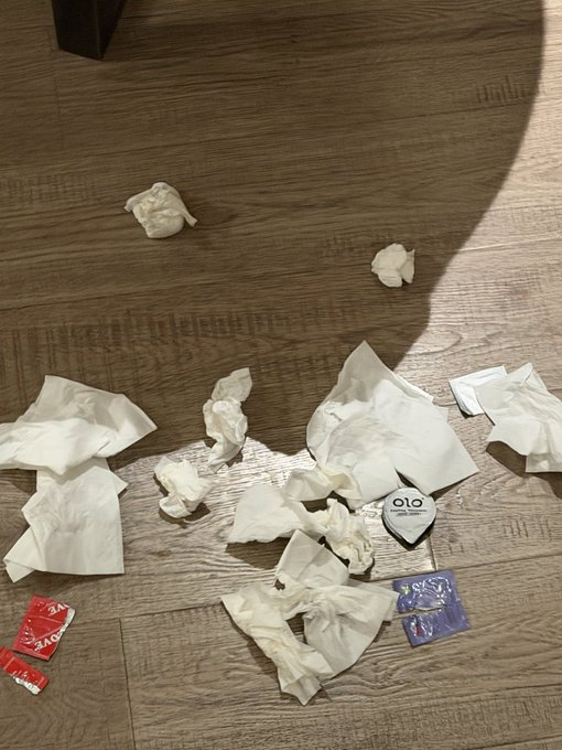 nrlaqlhhh_'s tweet photo. 你们do会把衣服脱光吗 还是会留几件啊 我 发现我每次do的时候都是全裸 一点神秘感都没有，我看好多片子里面都穿着衣服qq 内衣啊什么的 然后把内裤拨到一边感觉又 涩情又很爽的。 https://t.co/iOD0d0Ifbo