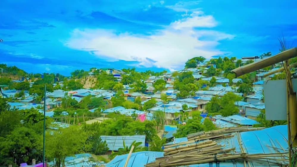 RohingyaMonitor's tweet photo. Robbery Gang Loots Family of 70 Tolas of Gold and Tk 16 Lakh in Overnight Raid at Rohingya Camp 14.

Read the full report at:
https://t.co/zLzpATlZHn

#RohingyaNews #rohingyarefugees #rohingyamonitor #crimescene #looting #camp14 #HakimPara https://t.co/m2emGzlwFE