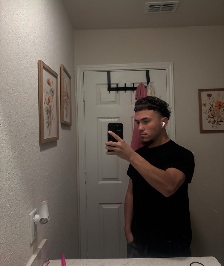 7buxs3's tweet photo. #satx #210freaks lwk not tryna be alone on Halloween ladies lmk 👀 https://t.co/PrCdU93w5f
