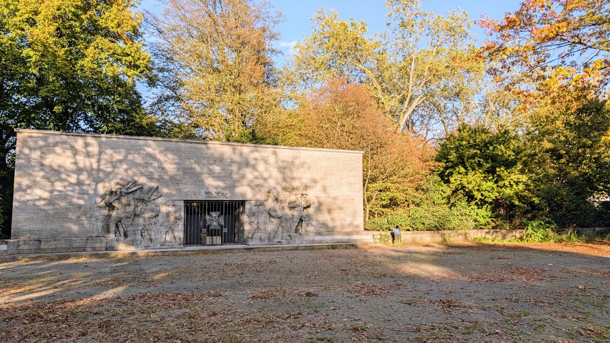 RoKuoan's tweet photo. Am Reeser Platz in Düsseldorf sollen historische Mauersteine aus dem 39er-Denkmal entnommen und davor abgelegt werden. Ich lehne das ab. Geschichte erklären, statt Denkmal umbauen! Gerne melden, wenn Du dagegen bist. Bis 29.10. sind Entwürfe ansehen. #duesseldorf #Reeser_Platz https://t.co/cZR02X1lcW