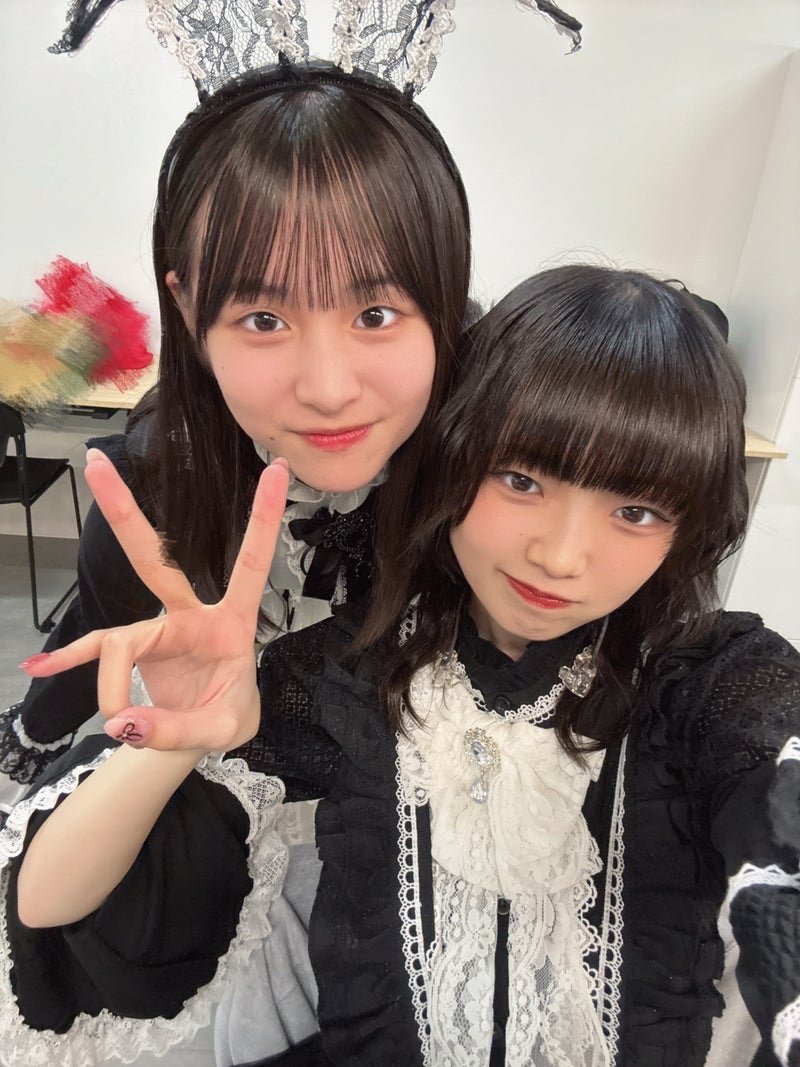 senka5531's tweet photo. 加入して半年経たず、ほまめいの上ポジを取って甘えんぼ後輩ムーブする安田美結ちゃんおそろC…（こういう所はnot長女族だなぁ） https://t.co/KtjWLcCAtR
