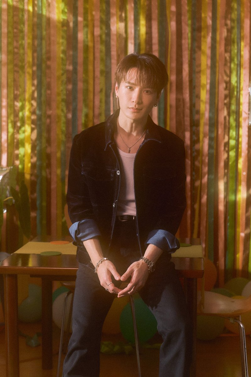 Zokzakdara2's tweet photo. “KRIST” ปล่อยซิงเกิลใหม่ “ครบรอบไปด้วยกัน” (Counting Till I Die) ได้ “ข้าว” FELLOW FELLOW นั่งแท่นโปรดิวเซอร์
พร้อมชวน “สิงโต, กันสมาย, KINGMAN” ร่วมถ่ายทอดความผูกพัน“NANON” รับหน้าที่ผู้กำกับฯ MV

#ครบรอบไปด้วยกันKRISTmv #ครบรอบไปด้วยกันKRIST #KristPerawat #SingtoPrachaya #KINGMAN 
#gunsmile #mynameisnanon #FELLOWFELLOW #RISERMUSIC

หลังจากที่ปล่อยเพลง “Butterflies” ให้แฟนๆ ได้รู้สึกผีเสื้อบินในท้องกันไปแล้ว ล่าสุดศิลปินหนุ่มมากความสามารถ “KRIST” (คริส พีรวัส แสงโพธิรัตน์) จาก “RISER MUSIC” พร้อมปล่อยซิงเกิลใหม่ “ครบรอบไปด้วยกัน” (Counting Till I Die) เพลงสไตล์ POP ฟังง่าย ติดหู ถ่ายทอดความความสัมพันธ์ที่พอได้รู้จักกับเธอแล้ว อยากจะนับเดือน นับวัน เพื่อครบรอบทุกๆ ปีไปกับเธอ โดยความพิเศษของเพลงนี้ยังได้โปรดิวเซอร์มือทองอย่าง“ข้าว” FELLOW FELLOW (ปณิธิ เลิศอุดมธนา) มาควบคุมการผลิตให้อย่างพิถีพิถัน ดึงเสน่ห์เสียงร้องของ “KRIST” ให้อบอุ่นละมุนหัวใจยิ่งขึ้น โดยมี “สิงโต ปราชญา เรืองโรจน์, กันสมาย ชนกันต์ อาพรสุทธินันธ์” และมาสคอตลูกชายสุดที่รัก “KINGMAN” ร่วมถ่ายทอดเรื่องราวใน MV อย่างลงตัว ผ่านฝีมือการกำกับของ “NANON” (นนน กรภัทร์ เกิดพันธุ์) ทำให้  MV ถ่ายทอดเส้นเรื่องได้อย่างมีมิติ

สำหรับเบื้องหลังการทำงาน “KRIST” เผยว่า “สำหรับเพลง “ครบรอบไปด้วยกัน” (Counting Till I Die) เป็นเพลงสไตล์ POP ฟังง่าย ที่ผมตั้งใจถ่ายทอดความรู้สึกรักที่อบอุ่นมากๆ ผ่านเนื้อหาที่บอกเล่าถึงความสัมพันธ์อันแสนพิเศษ เมื่อได้พบใครสักคนที่เข้ามาเปลี่ยนโลกทั้งใบให้สดใส จนทำให้เราอยากนับวัน นับเดือน และร่วมฉลองวันครบรอบในทุกๆ ปีไปด้วยกันตราบจนวันสุดท้าย ยิ่งได้ “พี่ข้าว” วง FELLOW FELLOW มาร่วมงานและเป็นโปรดิวเซอร์ให้ ก็ยิ่งทำให้เพลงออกมาลงตัว ตรงใจ และมีมิติมากขึ้นครับ  ส่วนใน MV ก็มีความน่ารักกลมกล่อมมากๆ ได้เห็นพัฒนาการความสัมพันธ์และความผูกพันระหว่าง “กันสมาย” ที่ยอมกลับมาเล่น MV ให้ผม และลูกชาย “KINGMAN” ซึ่งเชื่อว่าถ้าทุกคนได้ดูแล้วจะยิ้มตามอย่างแน่นอนครับ  รวมทั้งยังมี “พี่สิงโต” มาร่วมเล่นใน MV ด้วย และ “นนน” มาช่วยกำกับ MV ให้อีก คือเบื้องหลังการทำงานเพลงนี้ มันเป็นการทำงานที่มีความสุขมากๆ สำหรับผม อยากให้ทุกคนติดตามฟัง และมาร่วมฉลองวันครบรอบไปด้วยกันนะครับ”

ติดตามผลงานล่าสุดของ “KRIST” ซิงเกิล “ครบรอบไปด้วยกัน” (Counting Till I Die) ได้ที่ YouTube: RISER MUSIC และ Music Streaming ทุกช่องทางได้แล้วตอนนี้สามารถติดตามข่าวสารได้ที่ Facebook, Instagram, X, TikTok ของ “RISER MUSIC”

MV : https://t.co/HhAeJQYJRx