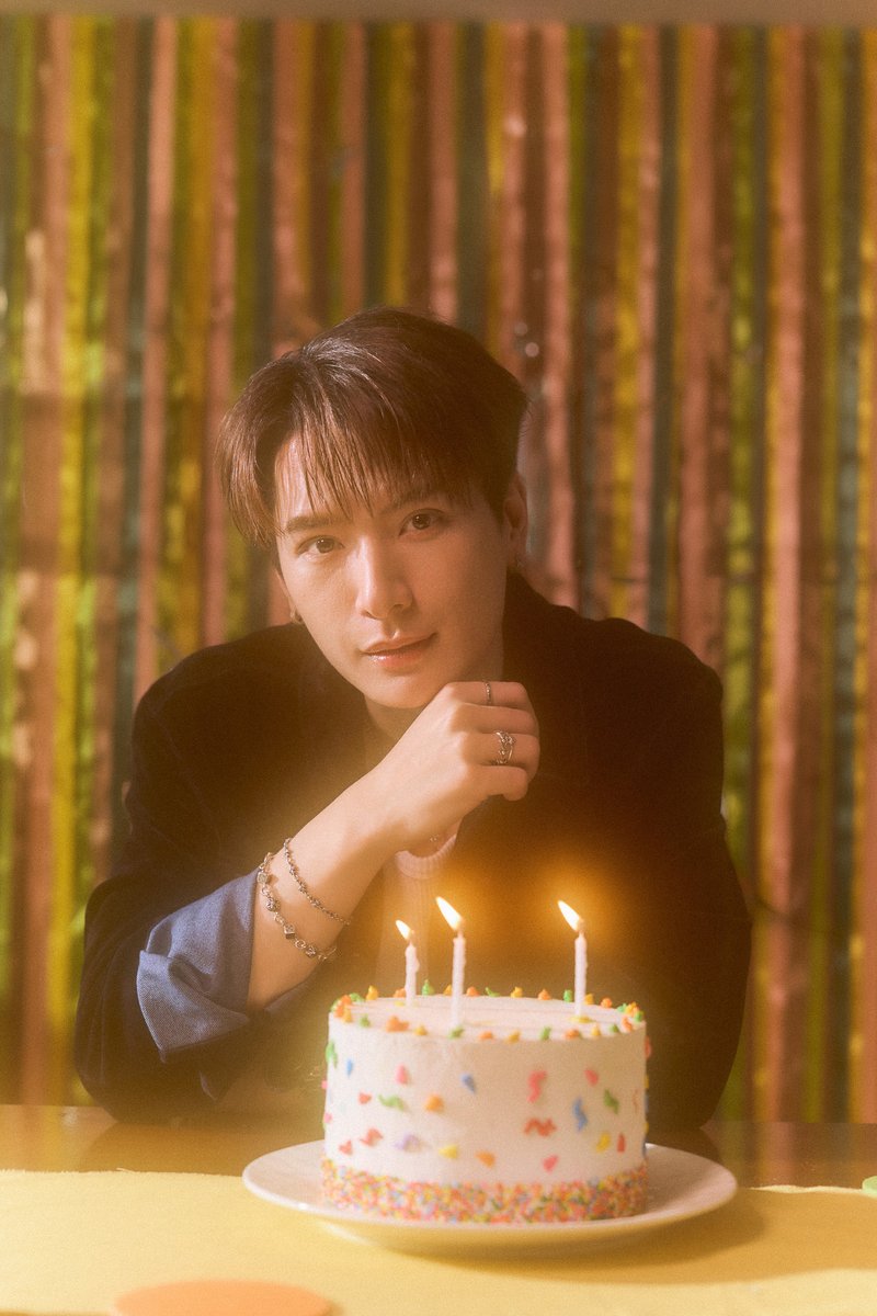 Zokzakdara2's tweet photo. “KRIST” ปล่อยซิงเกิลใหม่ “ครบรอบไปด้วยกัน” (Counting Till I Die) ได้ “ข้าว” FELLOW FELLOW นั่งแท่นโปรดิวเซอร์
พร้อมชวน “สิงโต, กันสมาย, KINGMAN” ร่วมถ่ายทอดความผูกพัน“NANON” รับหน้าที่ผู้กำกับฯ MV

#ครบรอบไปด้วยกันKRISTmv #ครบรอบไปด้วยกันKRIST #KristPerawat #SingtoPrachaya #KINGMAN 
#gunsmile #mynameisnanon #FELLOWFELLOW #RISERMUSIC

หลังจากที่ปล่อยเพลง “Butterflies” ให้แฟนๆ ได้รู้สึกผีเสื้อบินในท้องกันไปแล้ว ล่าสุดศิลปินหนุ่มมากความสามารถ “KRIST” (คริส พีรวัส แสงโพธิรัตน์) จาก “RISER MUSIC” พร้อมปล่อยซิงเกิลใหม่ “ครบรอบไปด้วยกัน” (Counting Till I Die) เพลงสไตล์ POP ฟังง่าย ติดหู ถ่ายทอดความความสัมพันธ์ที่พอได้รู้จักกับเธอแล้ว อยากจะนับเดือน นับวัน เพื่อครบรอบทุกๆ ปีไปกับเธอ โดยความพิเศษของเพลงนี้ยังได้โปรดิวเซอร์มือทองอย่าง“ข้าว” FELLOW FELLOW (ปณิธิ เลิศอุดมธนา) มาควบคุมการผลิตให้อย่างพิถีพิถัน ดึงเสน่ห์เสียงร้องของ “KRIST” ให้อบอุ่นละมุนหัวใจยิ่งขึ้น โดยมี “สิงโต ปราชญา เรืองโรจน์, กันสมาย ชนกันต์ อาพรสุทธินันธ์” และมาสคอตลูกชายสุดที่รัก “KINGMAN” ร่วมถ่ายทอดเรื่องราวใน MV อย่างลงตัว ผ่านฝีมือการกำกับของ “NANON” (นนน กรภัทร์ เกิดพันธุ์) ทำให้  MV ถ่ายทอดเส้นเรื่องได้อย่างมีมิติ

สำหรับเบื้องหลังการทำงาน “KRIST” เผยว่า “สำหรับเพลง “ครบรอบไปด้วยกัน” (Counting Till I Die) เป็นเพลงสไตล์ POP ฟังง่าย ที่ผมตั้งใจถ่ายทอดความรู้สึกรักที่อบอุ่นมากๆ ผ่านเนื้อหาที่บอกเล่าถึงความสัมพันธ์อันแสนพิเศษ เมื่อได้พบใครสักคนที่เข้ามาเปลี่ยนโลกทั้งใบให้สดใส จนทำให้เราอยากนับวัน นับเดือน และร่วมฉลองวันครบรอบในทุกๆ ปีไปด้วยกันตราบจนวันสุดท้าย ยิ่งได้ “พี่ข้าว” วง FELLOW FELLOW มาร่วมงานและเป็นโปรดิวเซอร์ให้ ก็ยิ่งทำให้เพลงออกมาลงตัว ตรงใจ และมีมิติมากขึ้นครับ  ส่วนใน MV ก็มีความน่ารักกลมกล่อมมากๆ ได้เห็นพัฒนาการความสัมพันธ์และความผูกพันระหว่าง “กันสมาย” ที่ยอมกลับมาเล่น MV ให้ผม และลูกชาย “KINGMAN” ซึ่งเชื่อว่าถ้าทุกคนได้ดูแล้วจะยิ้มตามอย่างแน่นอนครับ  รวมทั้งยังมี “พี่สิงโต” มาร่วมเล่นใน MV ด้วย และ “นนน” มาช่วยกำกับ MV ให้อีก คือเบื้องหลังการทำงานเพลงนี้ มันเป็นการทำงานที่มีความสุขมากๆ สำหรับผม อยากให้ทุกคนติดตามฟัง และมาร่วมฉลองวันครบรอบไปด้วยกันนะครับ”

ติดตามผลงานล่าสุดของ “KRIST” ซิงเกิล “ครบรอบไปด้วยกัน” (Counting Till I Die) ได้ที่ YouTube: RISER MUSIC และ Music Streaming ทุกช่องทางได้แล้วตอนนี้สามารถติดตามข่าวสารได้ที่ Facebook, Instagram, X, TikTok ของ “RISER MUSIC”

MV : https://t.co/HhAeJQYJRx