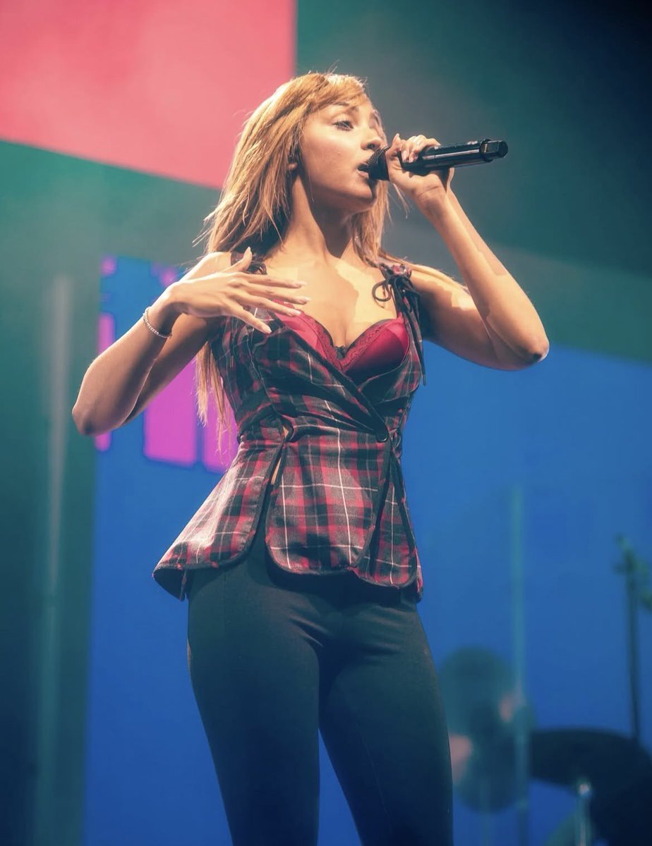 rosewhatttt's tweet photo. forever obsessed with her stage outfits https://t.co/WHmdcBwlrR