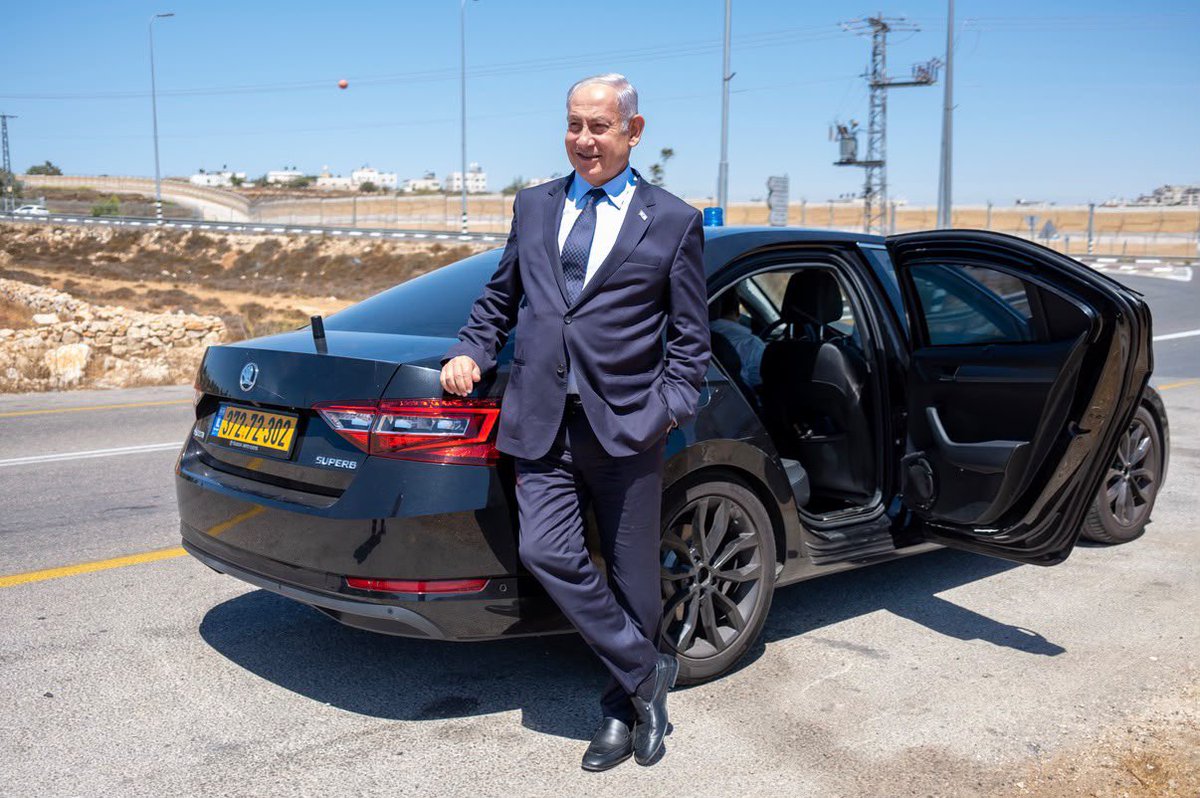netanyahu's tweet photo. אזרחי ישראל האהובים,

בימים אלה אני חורש את הארץ, פוגש אתכם ומקשיב לכם. בכל מפגש אני מרגיש את האהבה הגדולה שלכם למדינה, את הדאגה לעתידה ואת הרצון לראות אותה חזקה, בטוחה ומשגשגת. אתם נותנים לי כוח, ואני נחוש להמשיך לפעול למענכם.

הבחירות האלה גורליות לעתידנו: זה או ימין - או פלסטין. 

זה או ממשלת ימין חזקה שלנו - או ממשלת שמאל של איזנקוט עם המפלגות הערביות, יאיר גולן, ליברמן ובנט. 

יש לנו עוד שנתיים לכהונתו של ידידי הנשיא טראמפ וזה בדיוק הזמן להשלים את המשימות הגדולות שלנו בכל החזיתות. 

אני אמשיך לחרוש את הארץ ולפגוש אתכם בימים הקרובים. אבל אנחנו בתיקו בין ימין לבין פלסטין. 

כדי לנצח, האהבה והתמיכה חייבות להפוך להצבעה בקלפי. 

דברו עם המשפחה, התקשרו לחברים. נצא להצביע ונוציא אחרים להצביע. כל קול קובע, וכל אחד ואחת מכם יכולים לעשות את ההבדל.

ביחד נביא ניצחון. למען הילדים שלנו. למען העתיד שלנו. למען מדינת ישראל. 🇮🇱