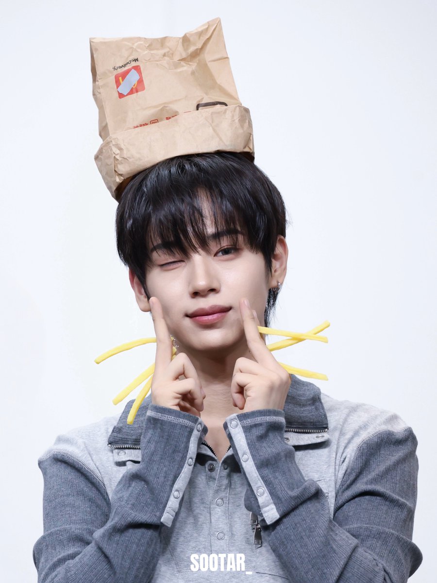 sootar_'s tweet photo. 261017 𑁊^. .^𑁊 🍟 #idntt #아이덴티티 #황은수 #hwangeunsoo https://t.co/13Y4Zscity