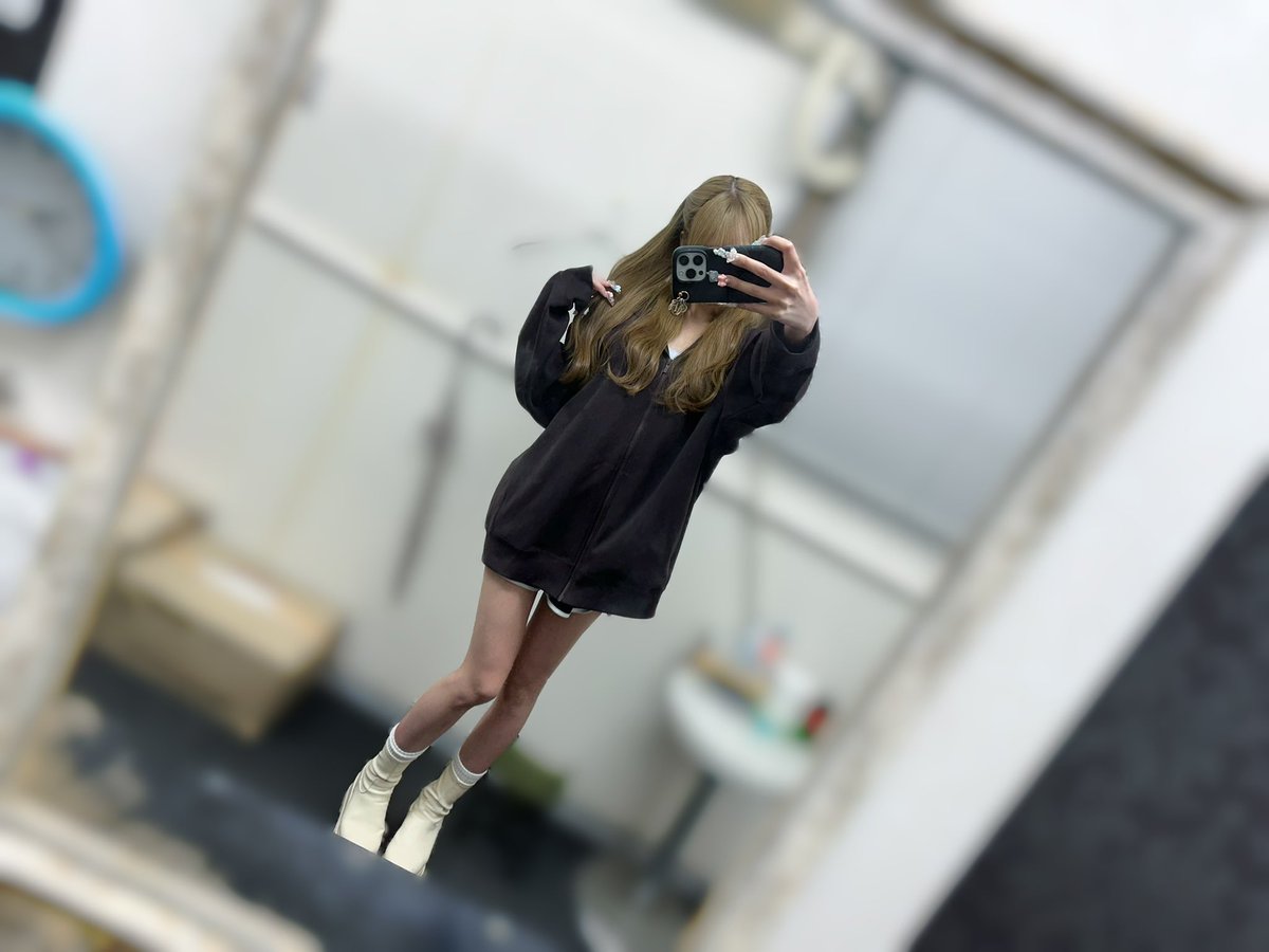 chanpiyooonn's tweet photo. ユニクロの:Cパーカー女の子が1番あざとかわいく見える丈感でかわいすぎる🐿🍁160cmXLで太ももに丁度良い丈♡個人的にダークブラウンがおすすめ🤎 https://t.co/WjSNVSGKba