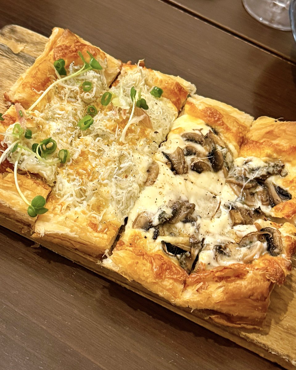 fallindebu's tweet photo. 横浜の野毛にある「いがぐり食堂」は、野毛飲みしたあとに〆で立ち寄ってしまう、大好きなお店。
いつも注文するマストメニューは、イクラ発酵バタートースト、パイ生地ピザ、TKSの3つ！
TKS＝卵かけスパゲッティの略で、ふわっふわな卵醤油ソースが、エアリーに麺に絡みまくり！ https://t.co/LJyO31rxiv