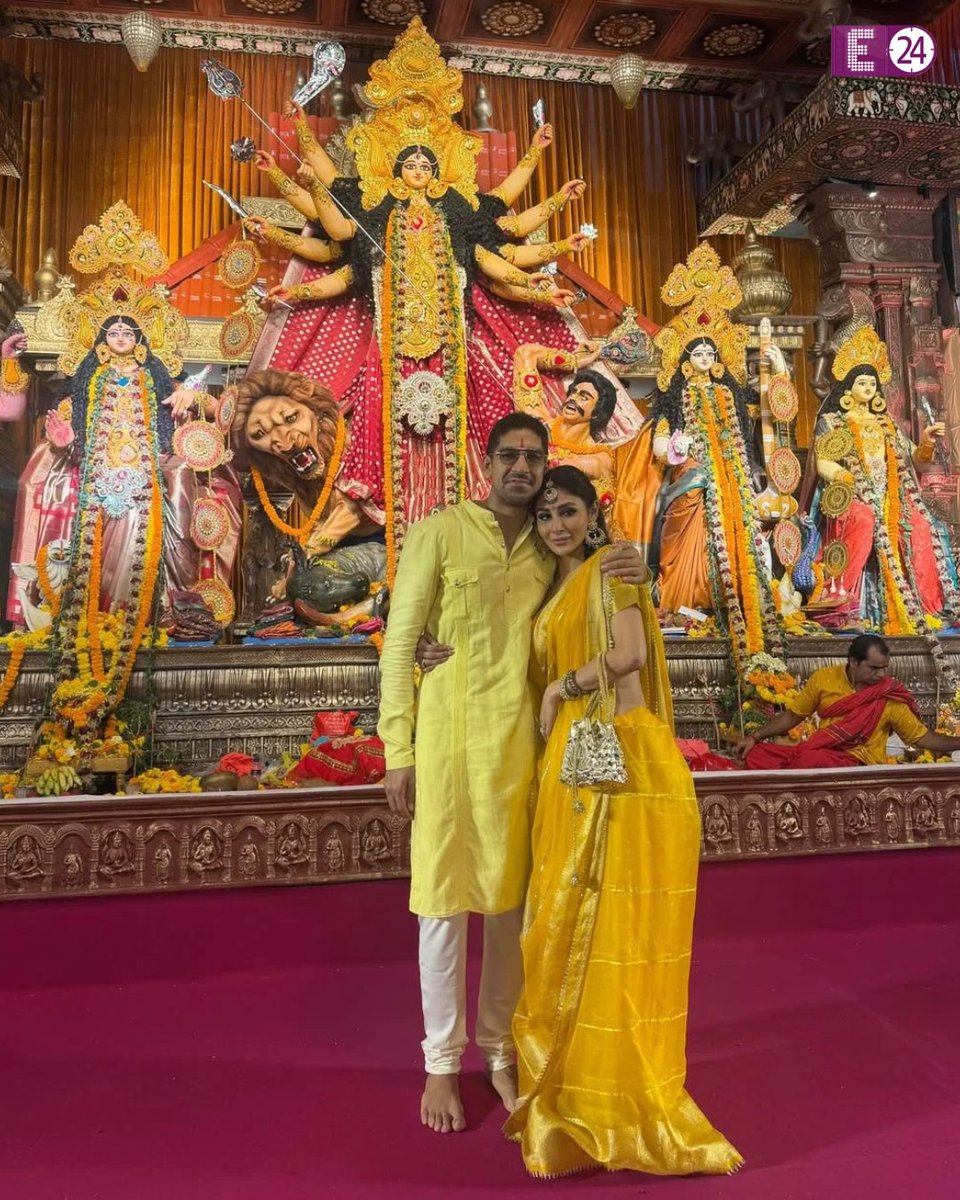 E24bollynews's tweet photo. Mouni Roy embraces festive elegance in a gorgeous yellow saree as she seeks blessings from Maa Durga, sharing beautiful glimpses of her Durga Puja celebrations.
.
.
.
#MouniRoy #DurgaPuja #MouniRoyInstagram #FestiveFashion #YellowSaree #MaaDurga #DurgaPujaCelebration #BollywoodNews #CelebrityStyle #e24
Mouni Roy, Mouni Roy Durga Puja pictures, Mouni Roy yellow saree, Durga Puja celebration, celebrity festive looks, Bollywood, E24
