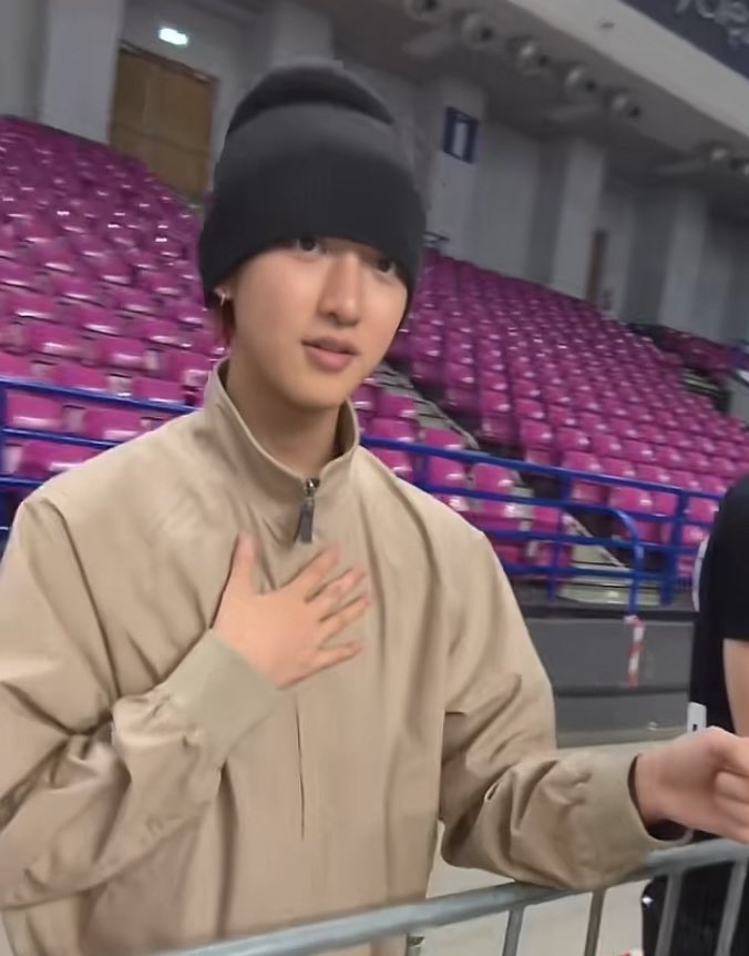 918_ryul's tweet photo. I wonder what she said to Woojin 😭😭😭 https://t.co/8mO4uhOELM