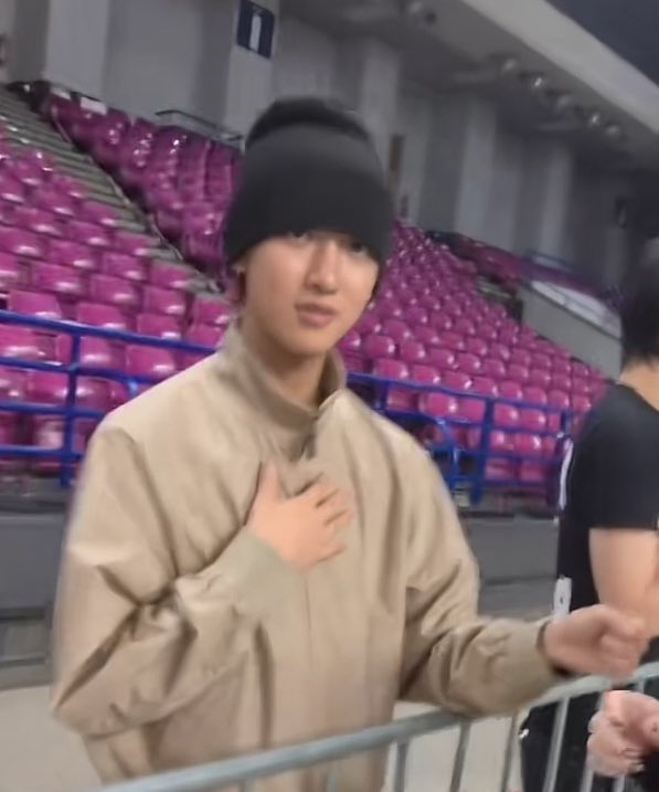 918_ryul's tweet photo. I wonder what she said to Woojin 😭😭😭 https://t.co/8mO4uhOELM
