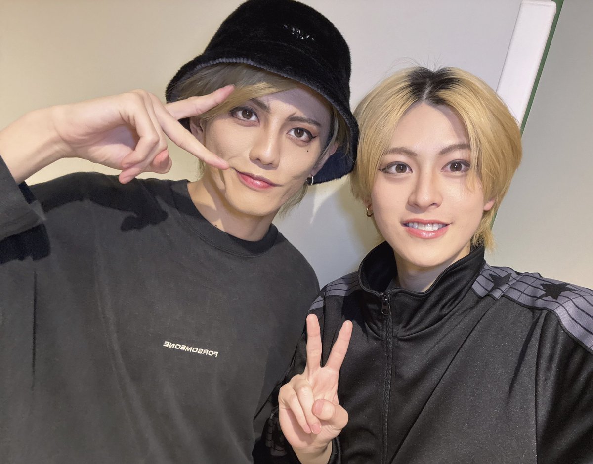 yusei_1020102's tweet photo. ミュージカル 『新テニスの王子様』
The Final Stage

大阪2日目2公演ありがとうございました！

今日も熱い、楽しい時間を過ごせる事ができました！！
皆様沢山の声援ありがとうございます！
明日は1公演よろしくお願いします🔥

りょうやくんと！
また同じ舞台で共演できてめちゃくちゃ嬉しいです！
りょうやくんのお芝居、歌、ダンスから沢山の刺激をもらってます！

♡大好きです♡
#新テニミュ