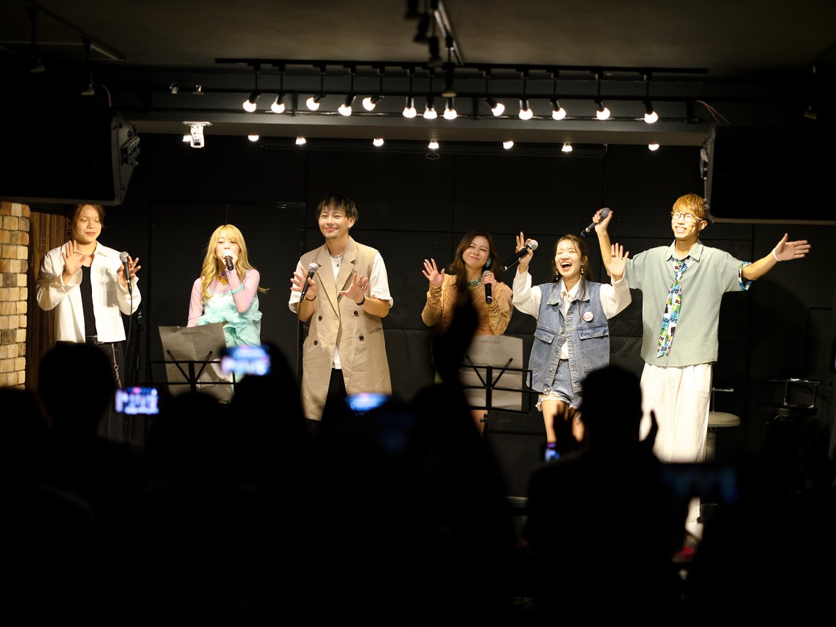 SignalsStyle's tweet photo. 【RADIANT LINK vol.5】
#FleuR #フルルン #RADIANTLINK
FleuRとMIZUKAが繰りひろげる感動と爆笑がジェットコースターのように襲ってくるスリリングなライブに、ゲストが加われば相乗効果がとんでもなく、回を重ねるごとに盛り上がりが大きくなってきてすごいことに。
今回ゲストは男性2組でコラボがとても良かった
拓音君とMIZUKAはふたりでライブやってほしい😊
この先が楽しみすぎるレィディエントゥルィンクだった。
大熊氏はあのまま出禁なのだろうかw