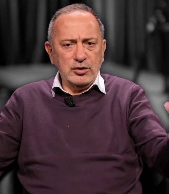 HaberKupur's tweet photo. Fatih Altaylı'dan Dündar Ziya Gültekin tepkisi:

"Bir ülkenin başına gelebilecek en büyük felaketlerden biridir insanlığının ölmesi.

Galiba bizim başımıza bu felaket geldi.

Üsküdar Belediye Başkan vekili seçilen AK Partili Dündar Ziya Gültekin trafik kazası sonucu hayatını kaybetti.

Tüm bu süreçte hakkı yenen, cezaevine tıkılan Sinem Dedetaş, bu ölüm üzerine içten bir başsağlığı mesajı yayınladı.

Doğrusu da buydu.

Buna karşın insanlıktan çıkmış bir güruh bu ölüm hakkında akla ziyan, vicdana zarar yorumlar yapmaya başladı.

Yahu 41 yaşında, gencecik bir adam hayatını kaybetmiş. Geride bir aile bırakmış.

Siyasetin hoşumuza gitmeyen bir işin içinde oldu diye bu ölüme sevinmek neyin nesi!

Böyle bir alçaklık olur mu!

Böyle bir şey sizin başınıza gelse hoşunuza gider mi!

Diyebilirsiniz ki “Bizim başımıza geldiği zaman onların trolleri de aynı şeyi yapıyor”

Haklısınız. Yapıyorlar.

Zaten insanlıktan çıkma tek taraflı olmuyor, birlikte oluyor olunca.

İyi de doğru mu peki! Karımızdakilerden bazıları insanlıktan çıkınca biz de çıkmalı mıyız?

Herkes öyle yaparsa bunun sonu nereye varır, hiç düşündünüz mü!

Aklınıza gelen her kötü düşünceyi yazmak, paylaşmak ve topluma yaymak zorunda mısınız!"