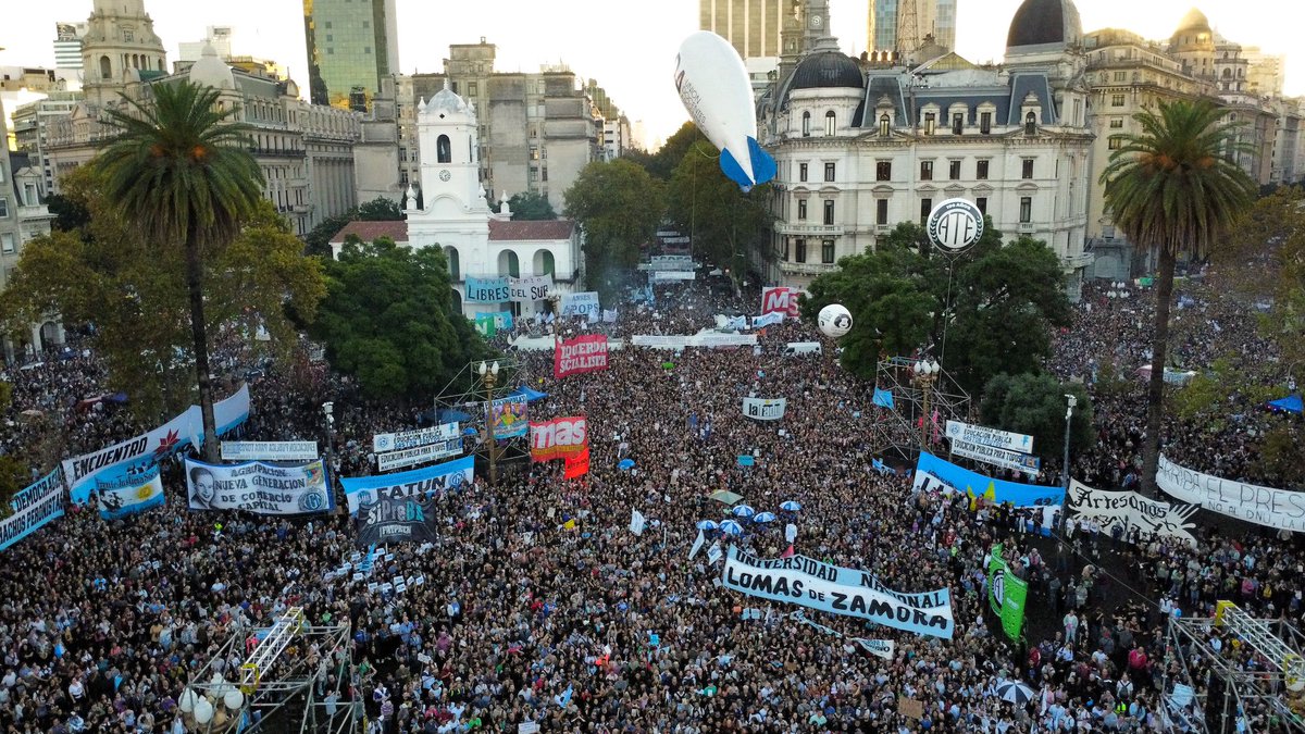 AlecYeah's tweet photo. @Limitosum @g1 Na argentina também! Não tem nada ver com o corte de gastos publicos, nem com a economica decadente nem uma liderança apedeuta, é um levante mulçumano, sem razão aparente. https://t.co/p19r4j6rgH
