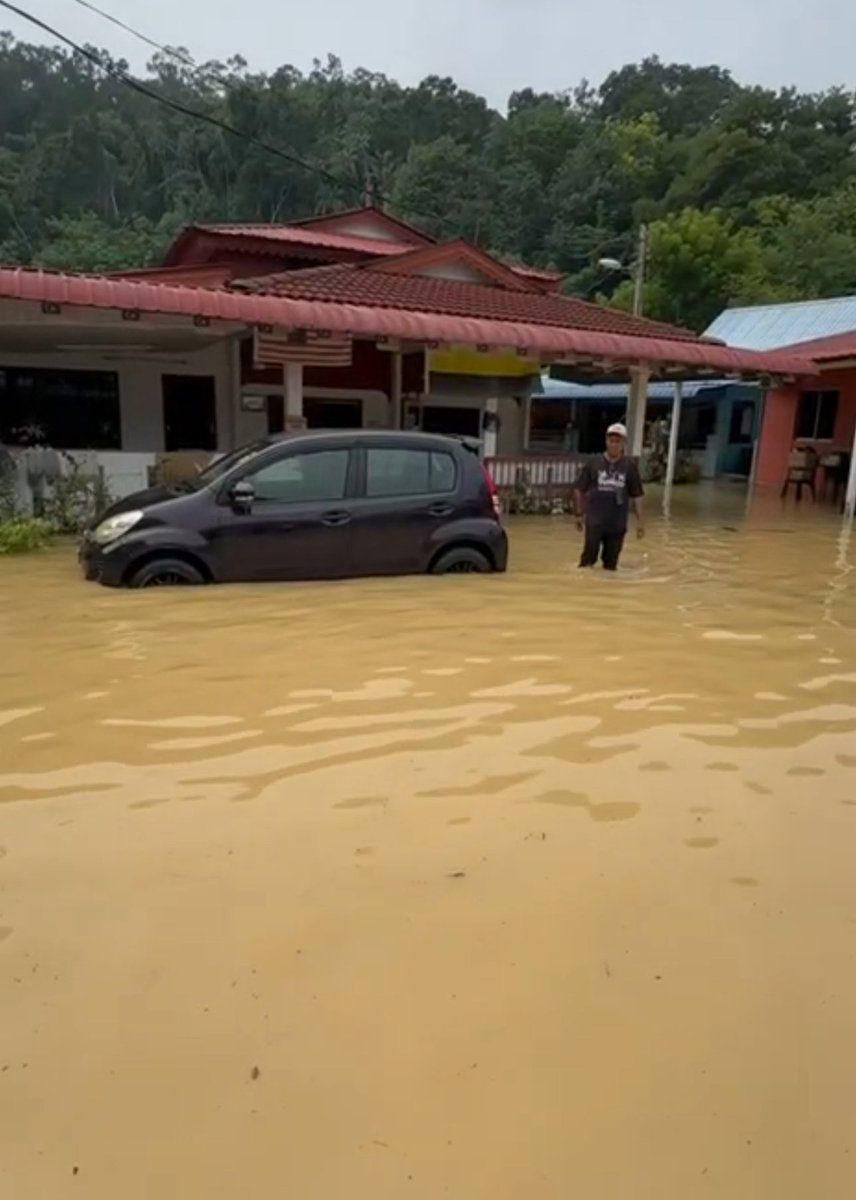 ZambryOfficial's tweet photo. Kereta Myvi yang Mesut Özil pernah naik pun ditenggelami air banjir😭

#Pangkor
#Lumut
#doczam https://t.co/ecJuaL3H5b
