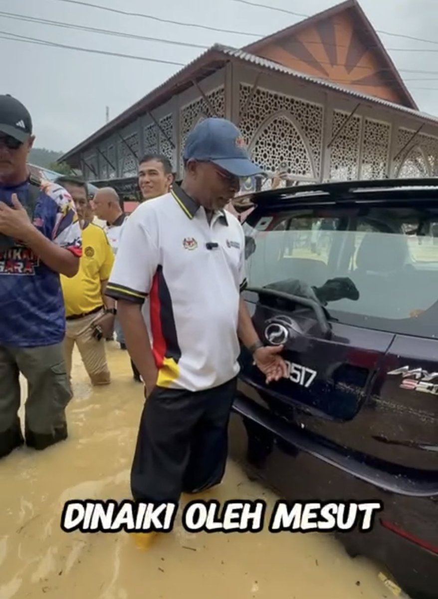 ZambryOfficial's tweet photo. Kereta Myvi yang Mesut Özil pernah naik pun ditenggelami air banjir😭

#Pangkor
#Lumut
#doczam https://t.co/ecJuaL3H5b