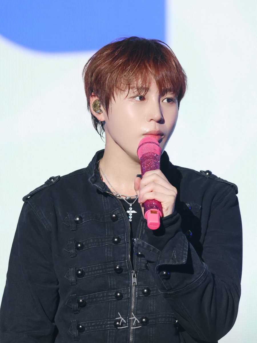 wannaonetsuhaza's tweet photo. 인형이 말도 하네요

#하성운 #HASUNGWOON 

📍 261018 NOL 페스티벌 https://t.co/U0zlTsigJP