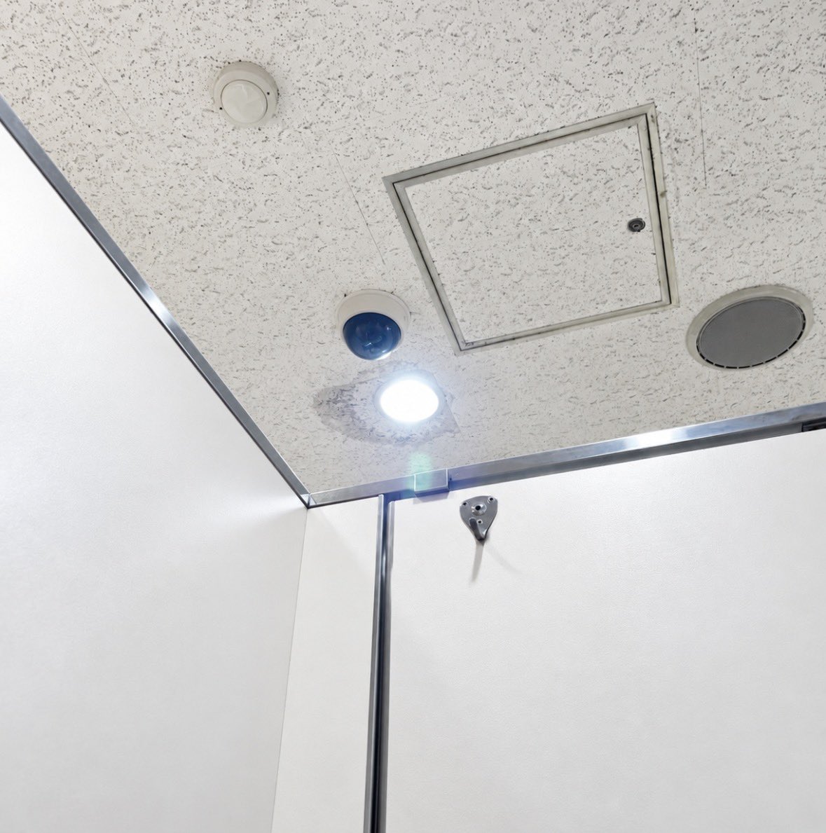 8eygw__'s tweet photo. 至急🚨

男女共用トイレで1人だと思って『ブリッ』『ウッ〜』って声出しながら💩ぶりぶりしてたんだけどこれってカメラ…？ https://t.co/FeZETyLdWK