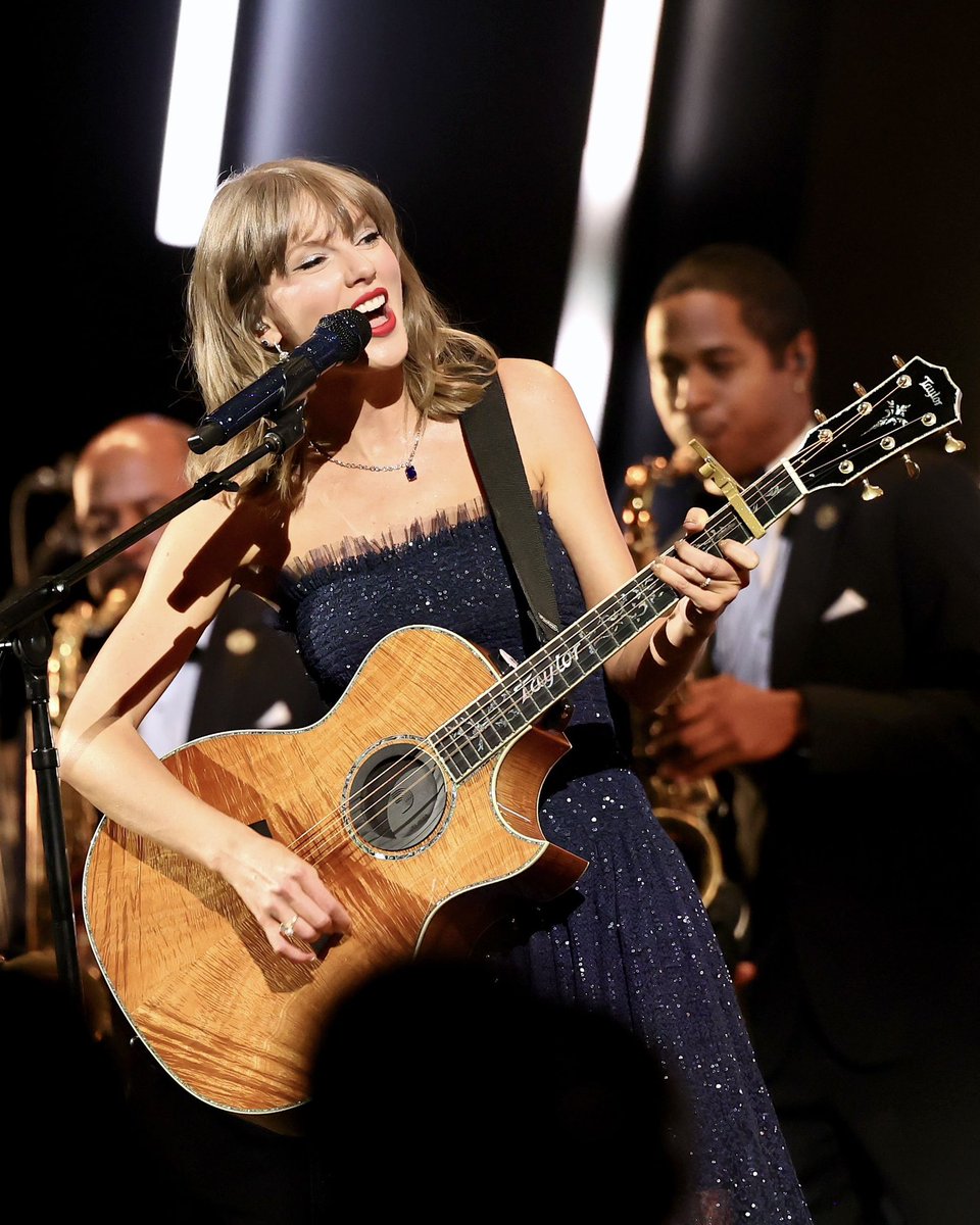 RalphLauren's tweet photo. Singer-songwriter #TaylorSwift performed at the 2026 #AcademyMuseumGala in a #RLCollection evening gown from the #RalphLaurenSpring27 runway, defined by a smocked bodice, drop waist, and crystal-embellished pleated tulle. https://t.co/NA6V6NozeE