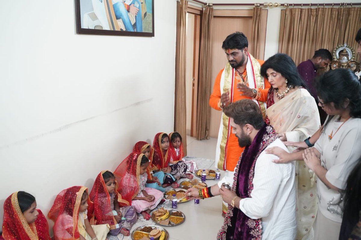 iChiragPaswan's tweet photo. माँ दुर्गा के नौ स्वरूपों की आराधना के पावन पर्व शारदीय नवरात्रि में आज कन्या पूजन कर माँ भगवती का आशीर्वाद प्राप्त किया। https://t.co/VIdPzc61at