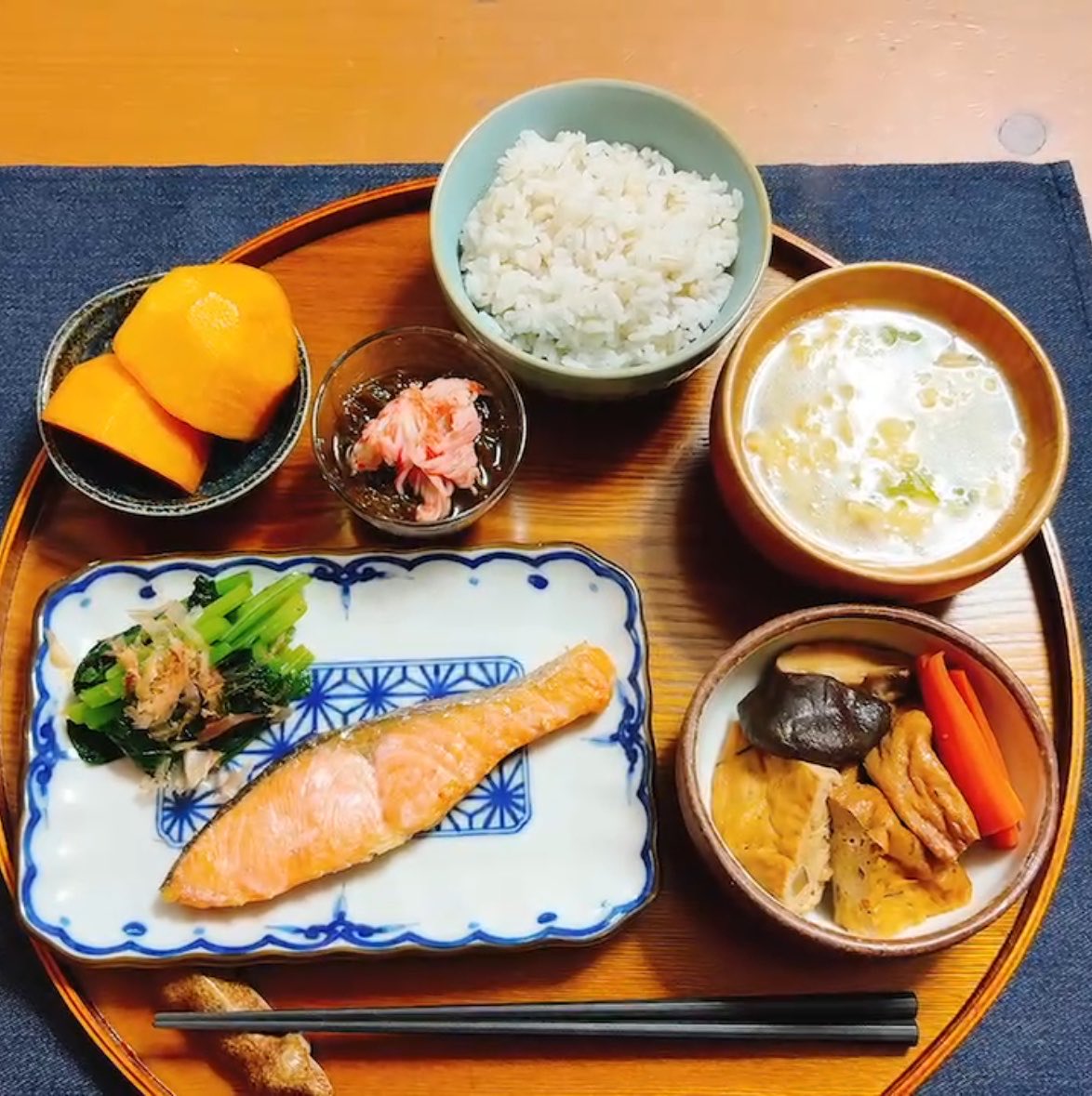 aoppana87's tweet photo. こんばんは😃

今日の晩ご飯です🌙焼き鮭とがんもの煮物です。 https://t.co/xsbJvSdoYq