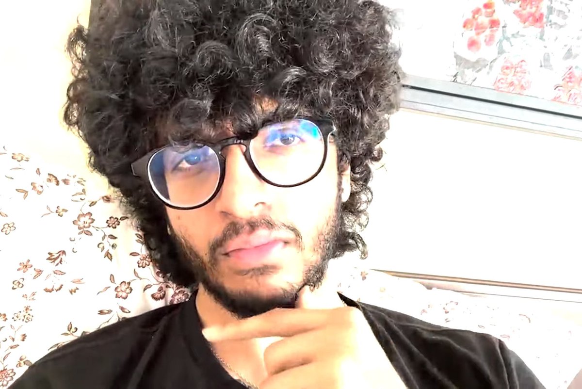 tweetychickss's tweet photo. you can really tell that ash wanted to face reveal for a long time 😭 

does this mean were getting more face cam streams ? please ash the people need this ... https://t.co/LvL64oJrh1