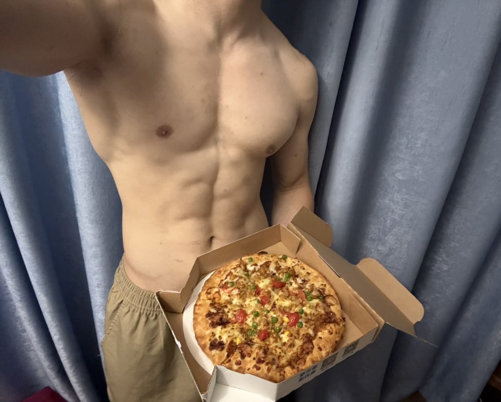 HZZasd's tweet photo. 🍕🍕🍕🍕🍕🍕 https://t.co/90RNI2bbLH