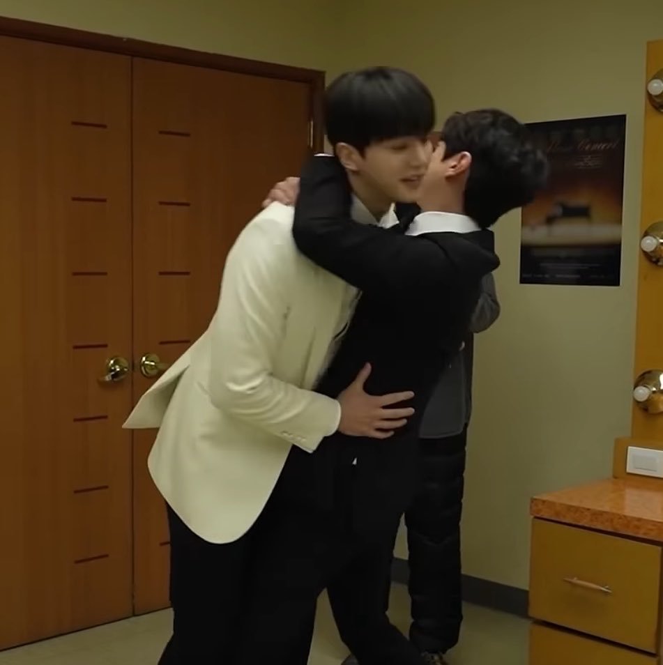flphenomenon's tweet photo. 정요 편한옷 좋아해서 항상 벙벙하게 입고다녀서 비오는 자연스럽게 키만 1센치 작고 체격은 나랑 비슷하지 라고 생각하고 있었는데 (일진 개패는거 보고 좀 무섭다고 느낌) 콩쿨때 허리 잡았을때 어? 하고 나중에 사귀게 되고 안아봤을 때 옷안에 아무것도 없어서 당황했음 좋겠다 뭐지? 종잇장? like https://t.co/Oc6u9RHlH6