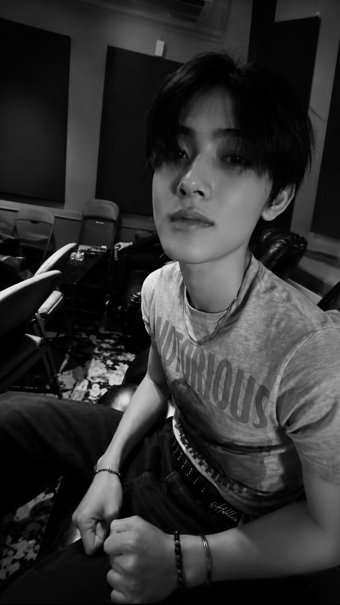 Seonjghyeon's tweet photo. Stay here with me for a bit? https://t.co/tRYgCYuiIt
