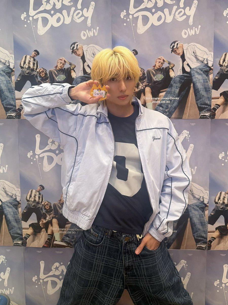 owv_official's tweet photo. ╭━━━━━━━━━━━━━━╮
❤️                                                    💜
            2026.09.30 Release 
OWV 13th single 『 Lovey-Dovey 』
💛　　　　                                    💙      
 ╰━☀️━━━━━━━━━━━╯

『あなたの名札、つくります！』 会
OWVも名札つくってみました📛 

#OWV #OWV_ラビダビ ☀️