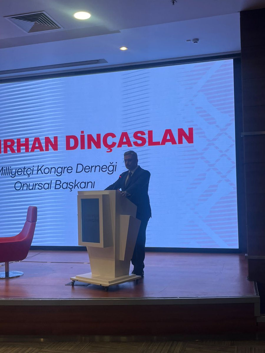 TamgaTurk's tweet photo. Milliyetçi Kongre Derneği 4. büyük Kongre'sini Topladı: TamgaTürk İmtiyaz Sahibi ve MKD Onursal Genel Başkanı Bahadırhan Dinçaslan Konuşuyor

💢Milliyetçi Kongre Derneği Onursal Genel Başkanı ve TamgaTürk İmtiyaz Sahibi Bahadırhan Dinçaslan, milliyetçilerin siyasi süreçlerde ilkelerinden taviz vermesine tepki gösterdi. Dinçaslan, “Neyden taviz verelim?” diyerek Türk kimliğinin, özgürlüklerin ve hesap verebilir yönetim talebinin pazarlık konusu yapılamayacağını vurguladı. Dinçaslan, milliyetçilerin kendi güçlerinin farkına varması gerektiğini belirtti.
⏬
 https://t.co/4GLXcLe4nw